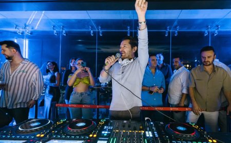 Grand Sapphire Resort bünyesinde bulunan Skyline Lounge & Bar, geçtiğimiz akşam müzik ve eğlence dolu unutulmaz bir geceye ev sahipliği yaptı. Türkiye’nin ve Kıbrıs’ın en sevilen DJ’lerinden Ozan Doğulu, set başına geçerek enerjisi ve müzik seçimiyle konuklara adeta müzik ziyafeti sundu.