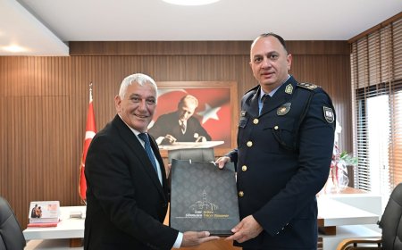 Polis Genel Müdürü Ali Adalıer, Güzelyurt’taki temasları kapsamında bugün saat 13.00’te Güzelyurt Belediyesi Başkanı Mahmut Özçınar’ı makamında ziyaret etti.