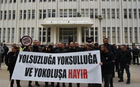 Kamuda yetkili beş sendikadan Bayındırlık ve Ulaştırma Bakanlığı önünde eylem