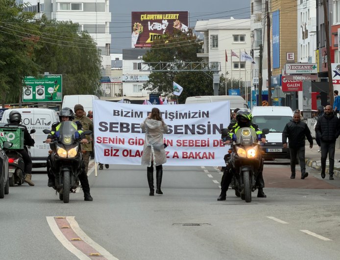 Hayvan üreticileri Tarım Bakanlığı önünde eylem yaptı