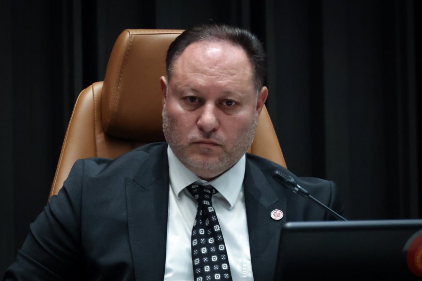 Cumhuriyet Meclisi Başkanı Ziya Öztürkler, 89 yaşında vefat eden eski Dışişleri Bakanlarından Kenan Atakol için yayımladığı mesajda derin üzüntüsünü dile getirdi.