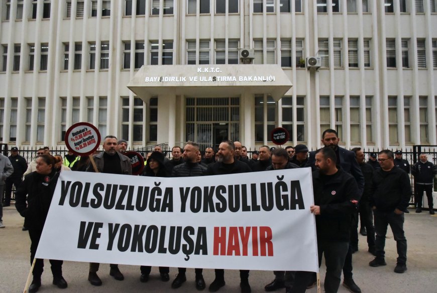 Kamuda yetkili beş sendikadan Bayındırlık ve Ulaştırma Bakanlığı önünde eylem