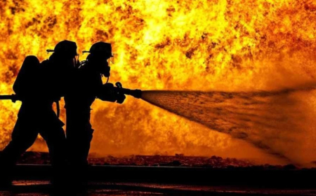 Lefkoşa'da seyir hâlindeki araçta yangın: Bölgede bulunan vatandaşlar yangını söndürdü