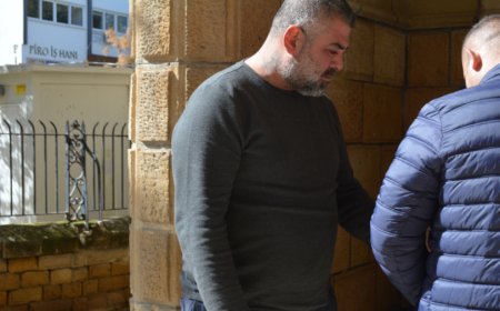 Lefkoşa'da meydana gelen "Şiddet Kullanma Tehdidi, Kasti Hasar, Ciddi Darp” suçlarından tutuklanan zanlı Ali Hikmet Akalın mahkeme huzuruna çıkarıldı.