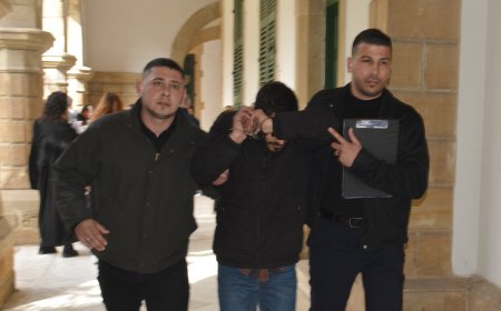 Lefkoşa’da meydana gelen “çocuğun cinsel istismarı ve cinsel saldırı, şiddet kullanma tehdidi" suçlarından tutuklanan 28 yaşındaki Ozan Ozansoy yeniden mahkemeye çıkarıldı.