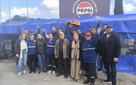 Lefkoşa Belediye Tiyatrosu sanatçılarından EKTAM işçilerine grev çadırında dayanışma etkinliği