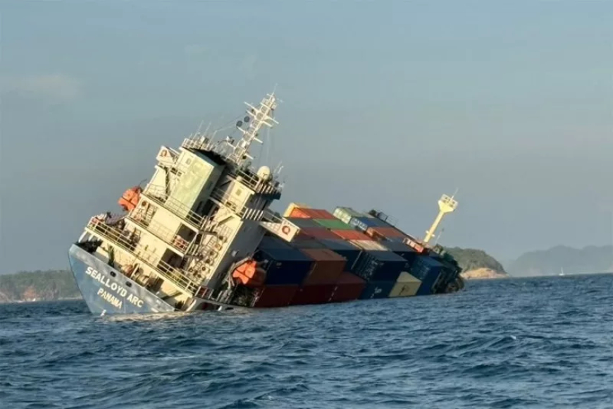 Phuket Adası açıklarında kargo gemisi battı, petrol denize sızdı