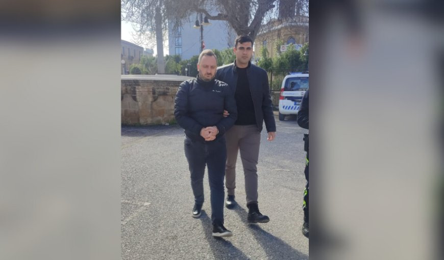 Ercan havaalanında meydana gelen "Kanunsuz Patlayıcı Madde İthal, Tasarruf Ve Taşıma" suçlarından tutuklanan zanlı Emre Aksu mahkeme huzuruna çıkarıldı.