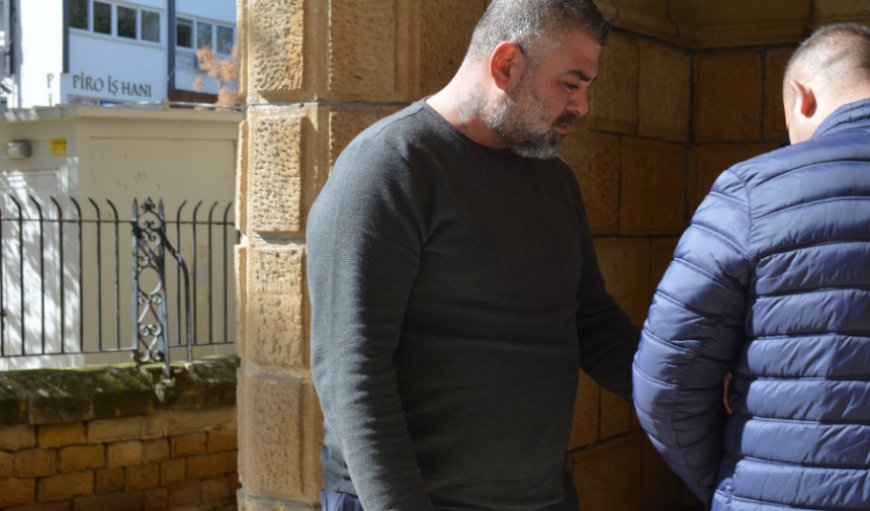 Lefkoşa'da meydana gelen "Şiddet Kullanma Tehdidi, Kasti Hasar, Ciddi Darp” suçlarından tutuklanan zanlı Ali Hikmet Akalın mahkeme huzuruna çıkarıldı.