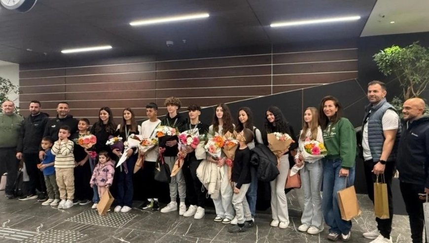 KKTC atletizm milli takımı, Bursa başarılarıyla Ercan Havalimanı’nda coşkuyla karşılandı