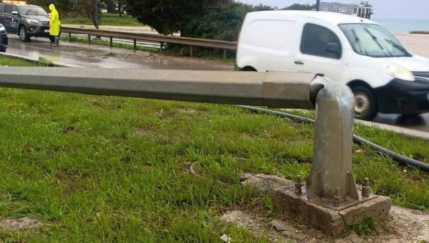 İskele’de şiddetli rüzgar ağaç ve aydınlatma direklerini devirdi