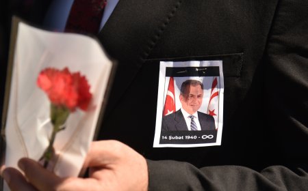 İrsen Küçük 7'nci ölüm yıl yönümde kabri başında anıldı