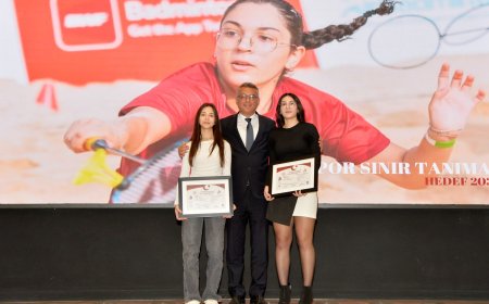 Erhürman, Milli Badminton oyuncusu Nehir Deniz için düzenlenen törene katıldı