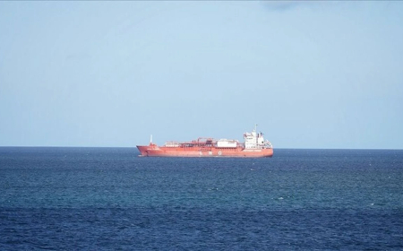 Hürmüz Boğazı'ndan İran'a ait olmayan ilk ham petrol tankeri geçti