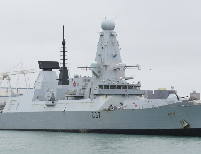 The Guardian: “İngiltere, Kıbrıs’a savaş gemisi göndermeyi değerlendiriyor”