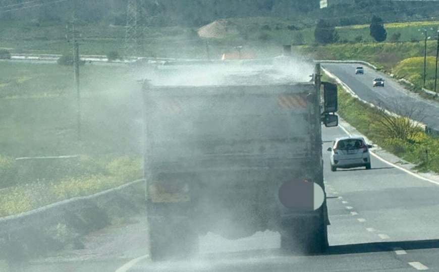 Sürüş güvenliğini tehlikeye atan kamyon şoförüne polisten ceza...