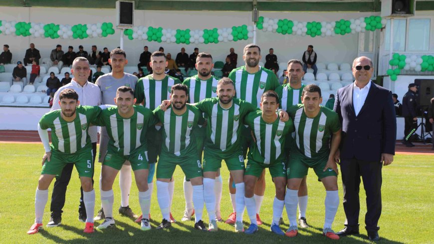 Değirmenlik'te zemini doğal çime dönüştürülen Sadık Cemil Stadyumu'nda açılış töreni yapıldı