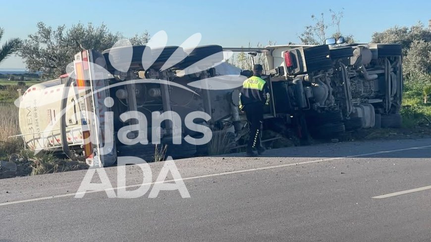 Karpaz–Gazimağusa Anayolunda TIR devrildi